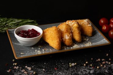 Cașcaval pane cu dulceață de merișoare / Fried Cheese with Cranberry Jam