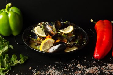Midii in sos de vin / Mussels in wine sauce