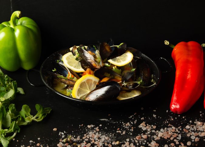 Midii in sos de vin / Mussels in wine sauce
