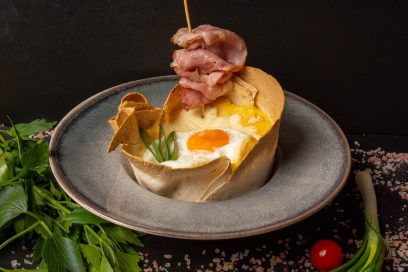 Bulz moldovenesc cu ou și bacon / Moldovan Bulz with Egg and Bacon