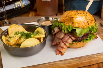 Burgeru` Lu` Iancu cu cartofi prajiti / Iancu's Burger with Fried Potatos