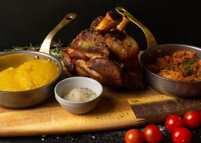 Ciolan de porc cu şorici crocant / Pork knuckle with crispy crackling