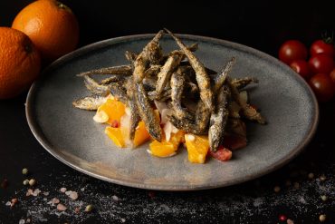 Hamsii crocante cu salată de fenicul / Crispy anchovies with fennel salad